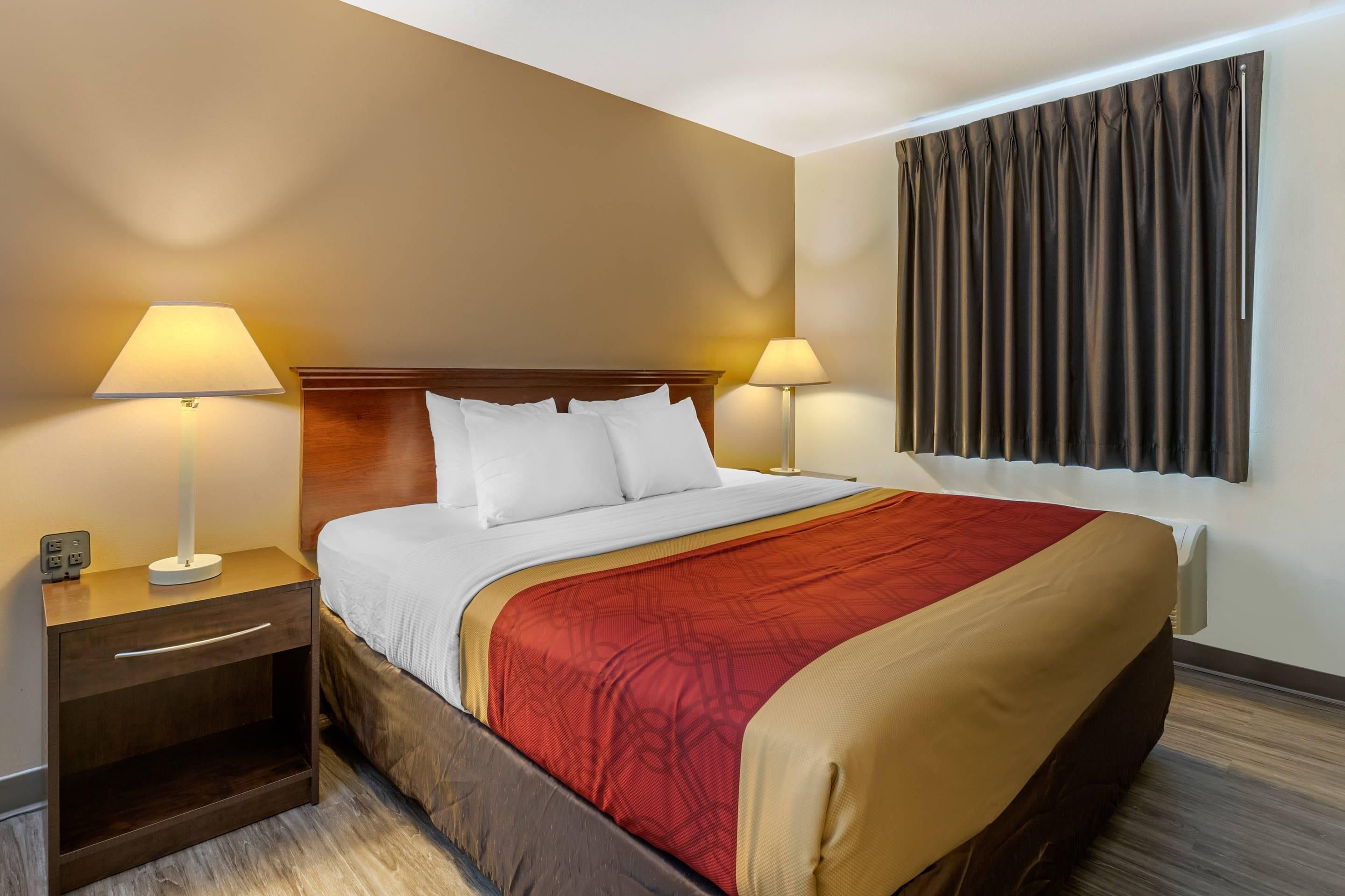 Econo Lodge Inn & Suites Des Moines Fairgrounds Area - דה מואן - חדר שינה