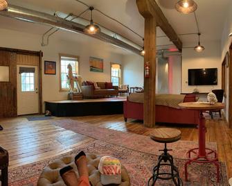 Historic Loft, Steps to Downtown - Cedarburg