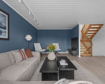 Northstay - Tromsø Terrace, Free Parking, Two bathrooms, Sleeps 8 - Tromsø - Living room