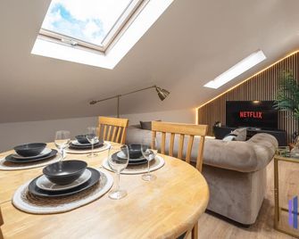 Scandi Loft Style Apartment - Sleeps 6 - near Manchester Airport - Manchester - Salle à manger