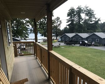 Blue Lagoon Resort - Lake George - Balkon