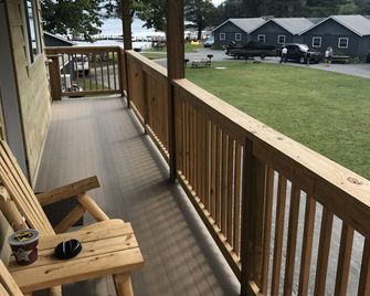 بلو لاجون ريزورت - لاكي جورج - شرفة