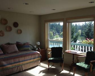 Casual Comfort. Beautiful Location. - Lacey - Living room
