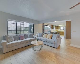 Pet-Friendly Hollister Getaway w/ Grill! - Hollister - Living room