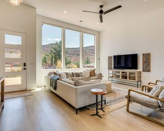 Gorgeous Kanab Home Canyon Views and Pool Access! - Kanab - Soggiorno