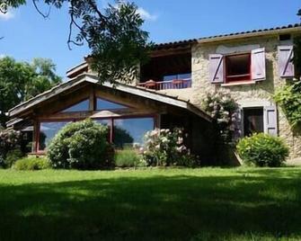 Guest room, La Nougatine, near Mirepoix, Swimming pool, Nature, agrotourism farm - Malegoude - Edificio