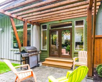 Tide's Reach Cabin: Forest Retreat Only Steps From Rathtrevor Beach - Parksville - Patio