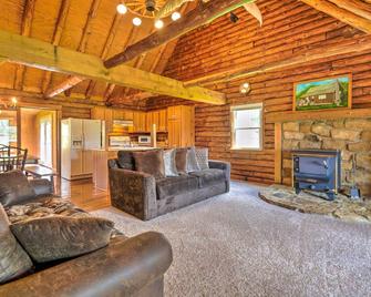 Rustic Zanesville Getaway w/ Expansive Yard! - Zanesville - Wohnzimmer