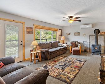 Riverfront home just 2 miles from downtown - Riggins - Sala de estar
