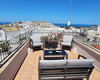 Casa Josephina - Three Level Stone Home With Balcony, 2 Roof Terraces & Sea Views - Ostuni - Balcón