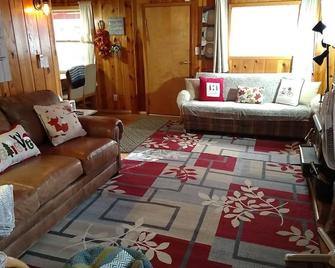 Grandma's Cabin. Cozy & Relaxing. You won't be disappointed. - Pinetop-Lakeside - Living room