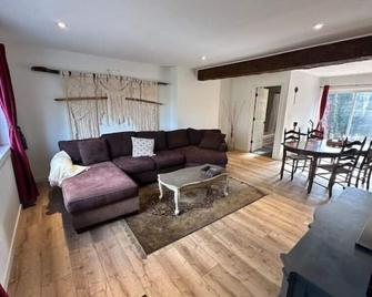 A Country Stay Just Minutes Away\n - Cambridge - Living room