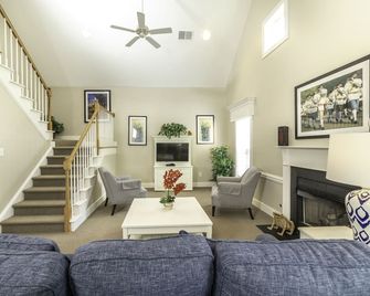 2 bedroom within minutes of all Williamsburg has to offer! - Williamsburg - Vardagsrum