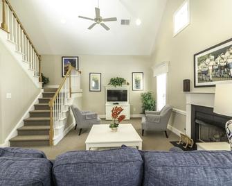 2 bedroom within minutes of all Williamsburg has to offer! - וויליאמסברג - סלון