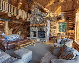 Famous Edgetts Lodge on Pine River Sleeps 30 in Luxury - Luther - Sala de estar