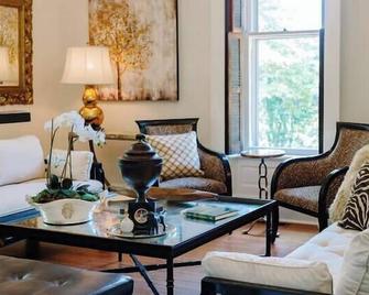 Luxurious Stay for 2 at Grelen's Enchanting Garden Estate: Boxwood Villa - Orange