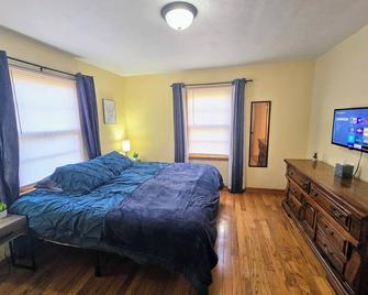 The Galesburg Escape! King bed, Pet friendly, Game room - Galesburg - Slaapkamer