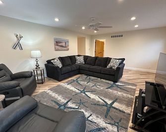 Modern Riverbend Suites - 2br - Bay City - Wohnzimmer