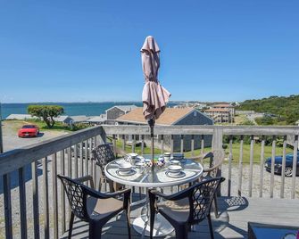 12216 - Beautiful Views of Cape Cod Bay Access to Private Beach Easy Access to P-Town - North Truro - Balcón