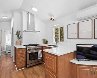 Modern Cabin (Rosewood) - Dunsmuir - Cocina