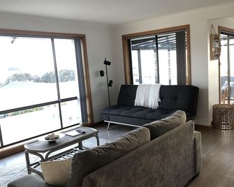 Beach house with magnificent views - Swansea - Huiskamer