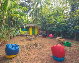 Roadhouse Hostels Anjuna Goa - Anjuna - Patio