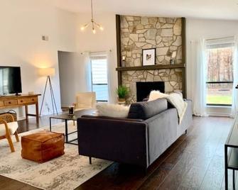 Beautiful, Stylish, Clean & Comfortable home - Fenced Backyard - Charlotte