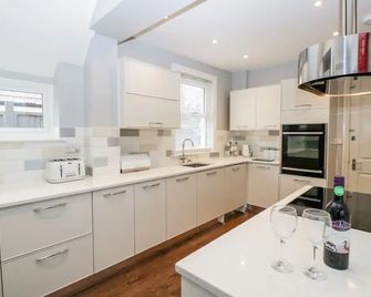 Tree of Life House, Number 27 Bere Lane - Glastonbury - Kitchen