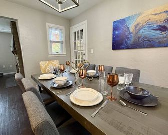 Incredible 5 bed 2 bath w/ HOT TUB close to Pitt - Bethel Park - Dining room