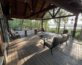 Charming cabin with amazing deck overlooking Lake Tenkiller - Park Hill - Balcony