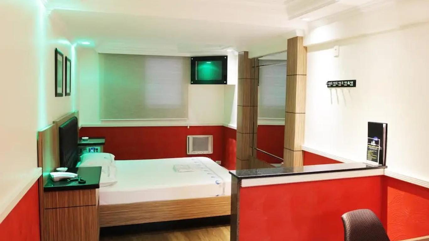 Metropolis Hotel