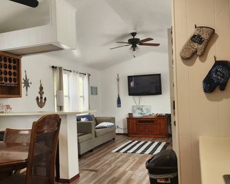 Quiet Retreat. 5 Minutes to the Marina and Boat Ramp and Pet Friendly! - Eufaula - Living room