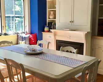 Charming Summer Cottage, Steps To Town And Shorepath! Sleeps 10 - Bar Harbor - Dining room