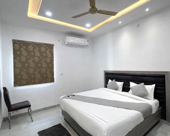 Hotel Girraj Stay Inn - Vrindavan - Спальня