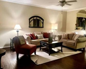 Welcome to your Home Away from Home! Spacious, pet friendly and 15 mins to LU. - Forest - Sala de estar