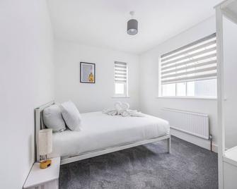 Hayling Beach House with Parking Pass The Keys - Southsea - Bedroom
