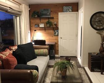 Cozy Cottage Get Away - Croton on Hudson - Living room