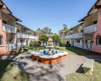 La Casa Inn and Suites - Tallahassee - Patio