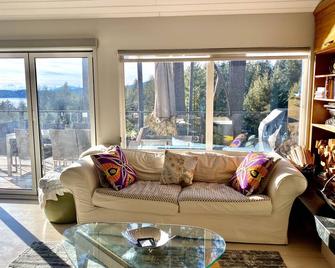 Oceanview and sunsets in Tunstall baybrLisence#00000861br - Bowen Island - Living room