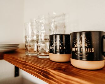 Happy Trails Bed And Breakfast - Tropic - Dining room