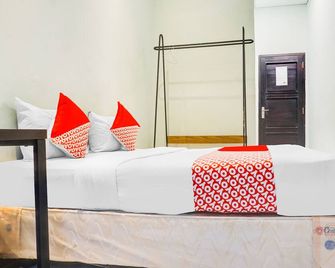 Dancenter Sayang Home Stay - Makassar - Schlafzimmer