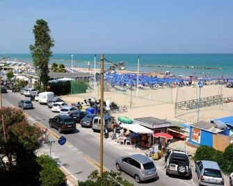Hotel Velus - Civitanova Marche - Beach