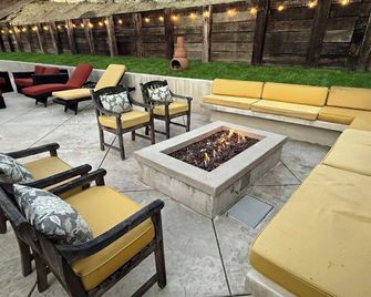 4bds Getaway: Pool Table, Jacuzzi & Salt Pool - Agoura Hills - Патіо