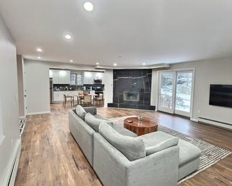 The Haüs Windham - Luxury Suites, Hot Tub, Mountain Views! - Windham - Sala de estar