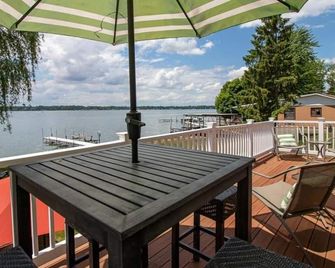 Lakeview Cottage: 'Beautiful Sunset Views!' - Cayuga - Balcony