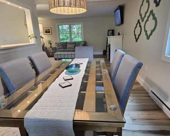 \n Relax with family or friends at this quiet & clean country 3 bedroom home - Sharon Springs - Comedor
