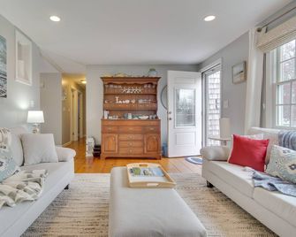 Chatham Getaway w/ Trail Access, 2 Mi to Beaches! - Chatham - Living room