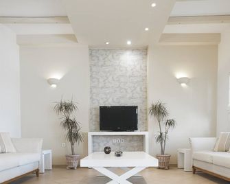 Nissos Thira Hotel - Thera - Living room