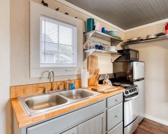 Sweet, Classic Oregon Coast Cottage Sits Across the Street from Rockaway Beach! - Rockaway Beach - Kitchen