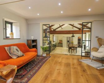 The Ivy Barn, Family Friendly, Character Holiday Cottage In Govilon - Abergavenny - Living room